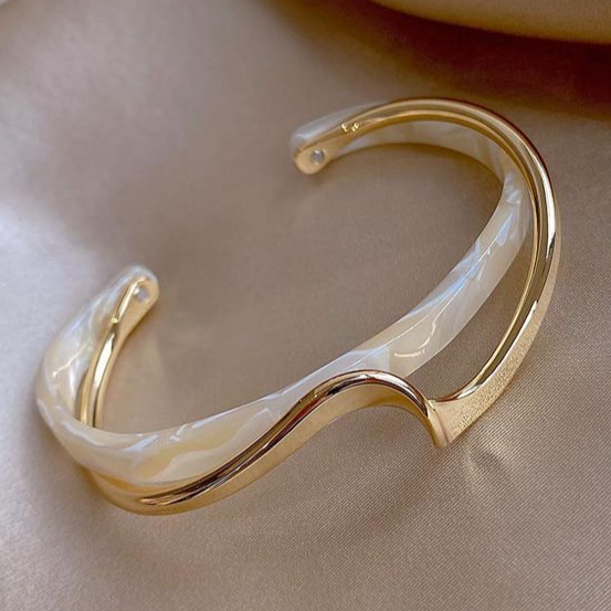 Agatha | White Opal-Effect Wave Bracelet