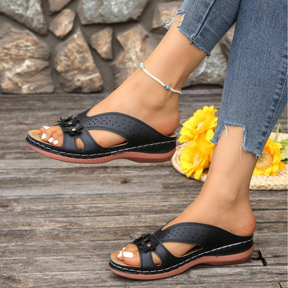Joanna | Chic Sandals with Daisy Detail