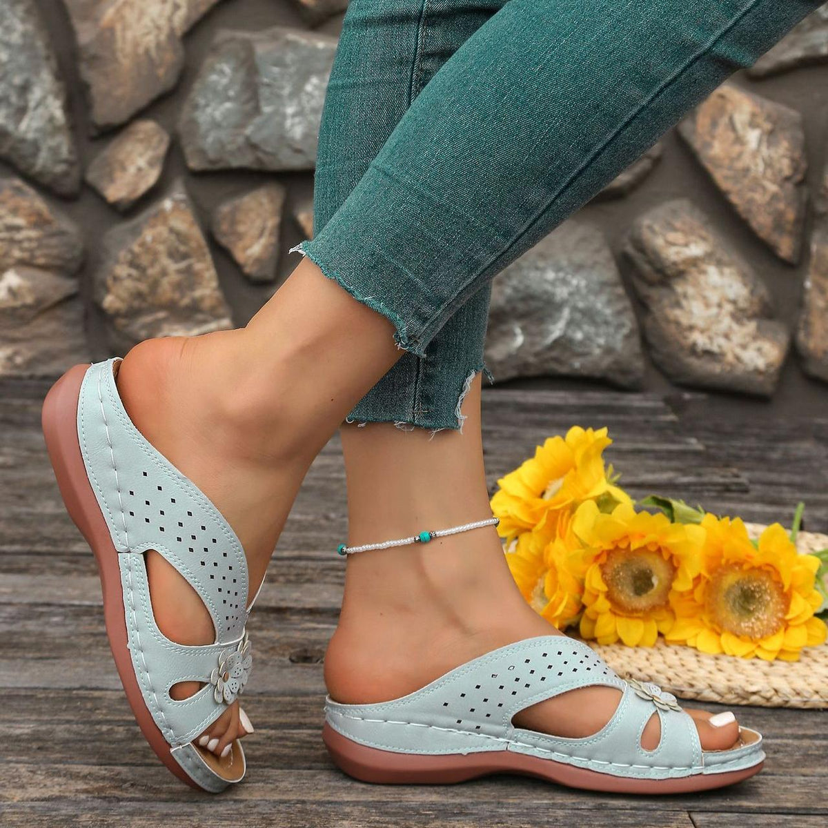 Joanna | Chic Sandals with Daisy Detail