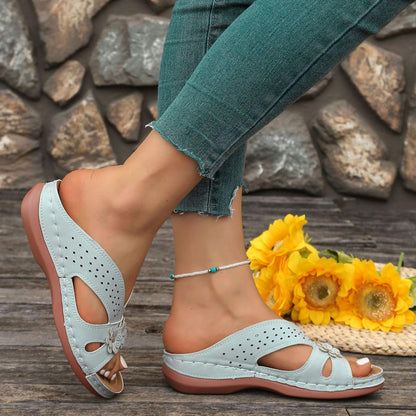 Joanna | Chic Sandals with Daisy Detail