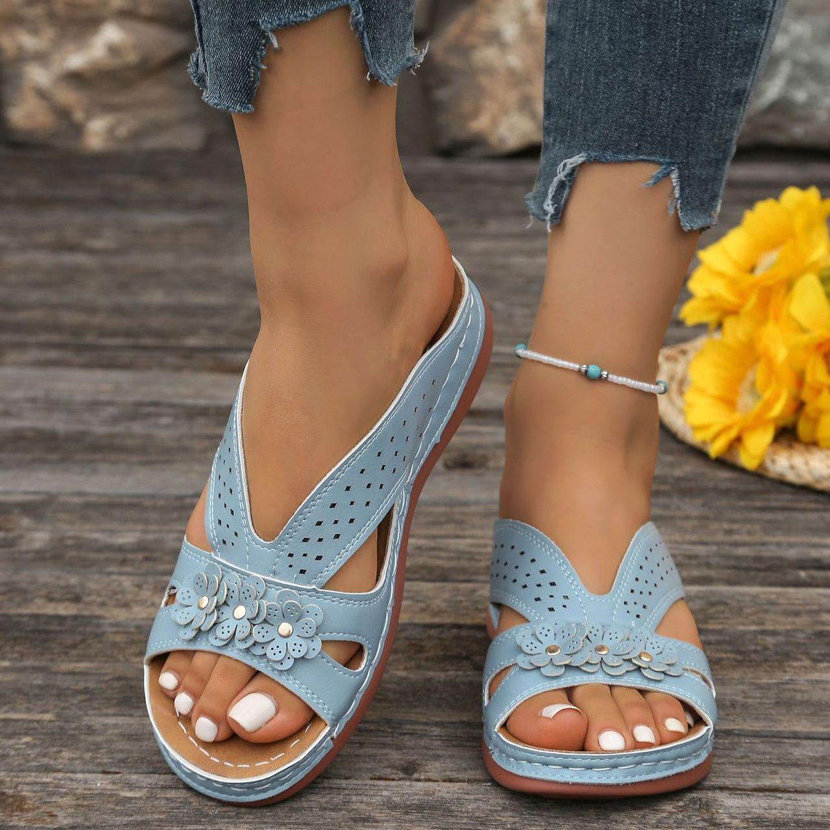 Joanna | Chic Sandals with Daisy Detail