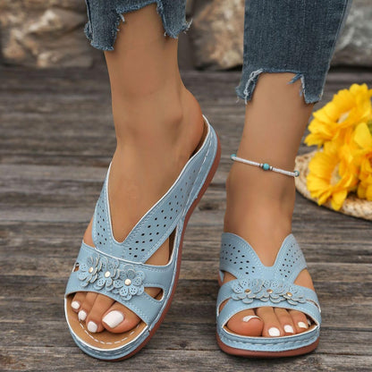 Joanna | Chic Sandals with Daisy Detail