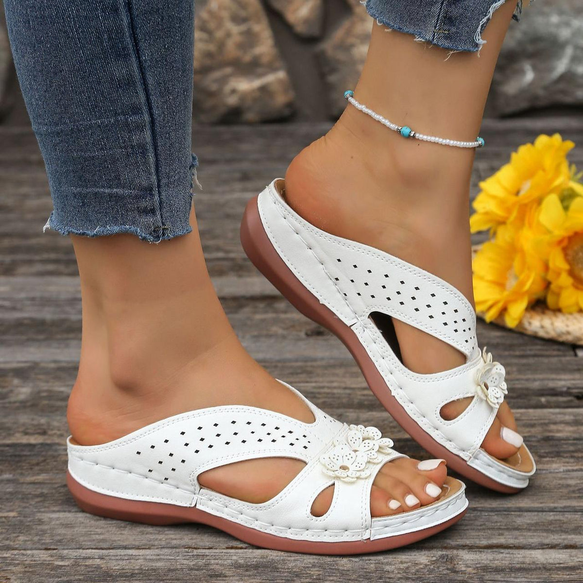 Joanna | Chic Sandals with Daisy Detail