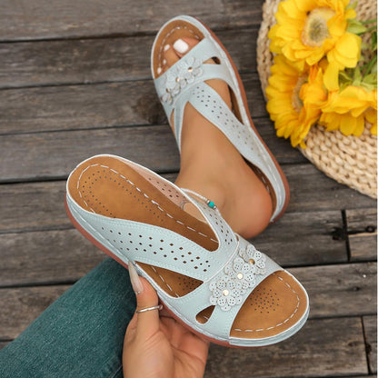 Joanna | Chic Sandals with Daisy Detail
